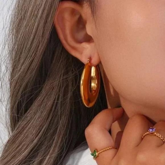 NEW HOLLOW HOOP 18K GOLD EARRINGS, BEAUTIFUL EARRINGS, CUTE EARRINGS. - Picture 3 of 7